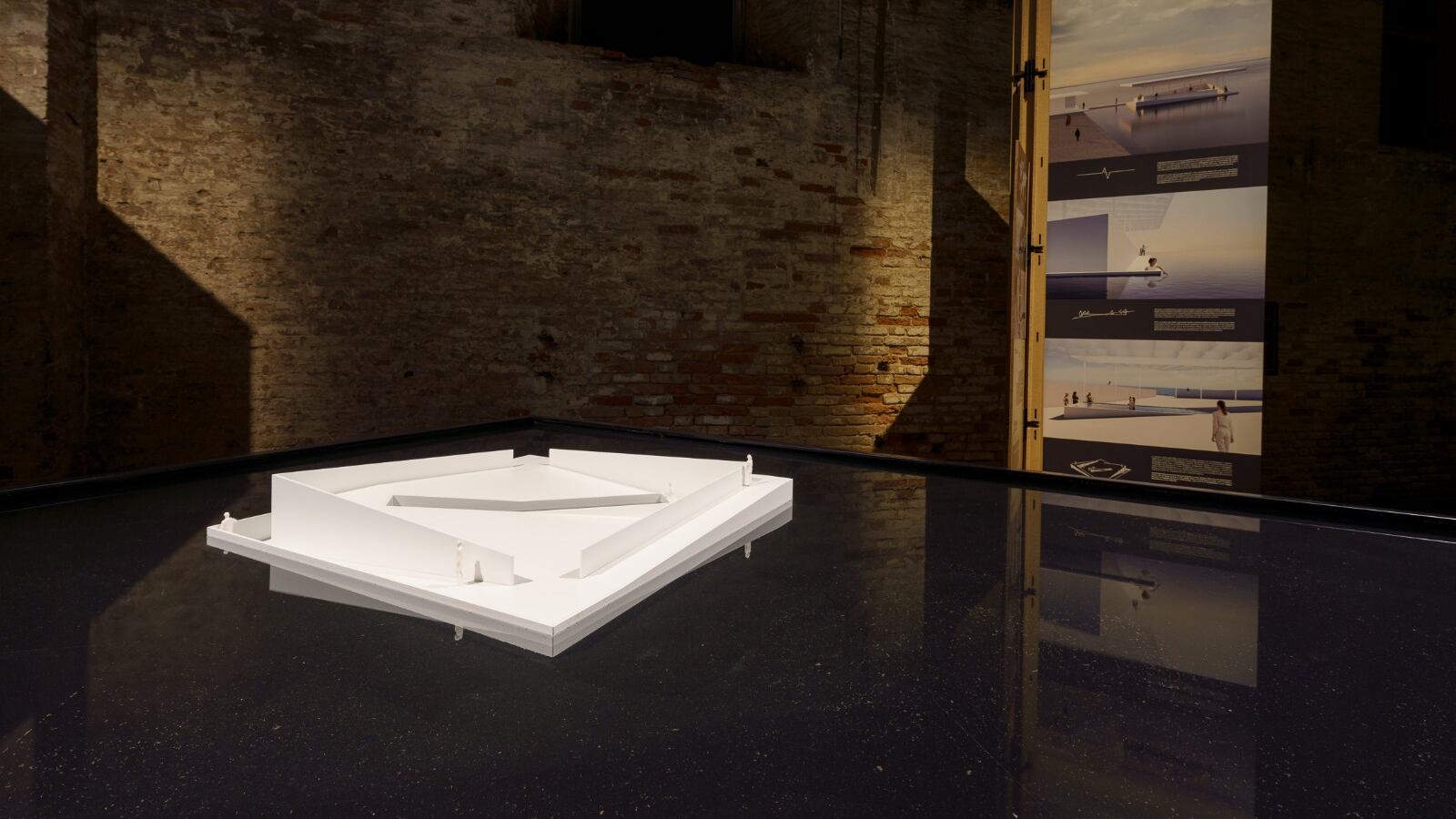 AquaPraça: progetto speciale alla Biennale Architettura 2025 è attualmente ormeggiato all’Arsenale di Venezia