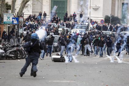 Scontri davanti all'Olimpico prima di Roma-Lazio 5