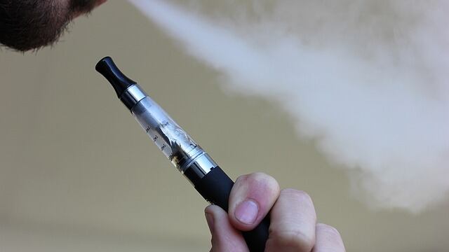 "Scelta politica, non le spetta". Tabacco riscaldato, sotto accusa i divieti della Commissione Ue