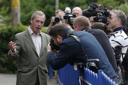  Europee, Farage vota al seggio di Cudham 11