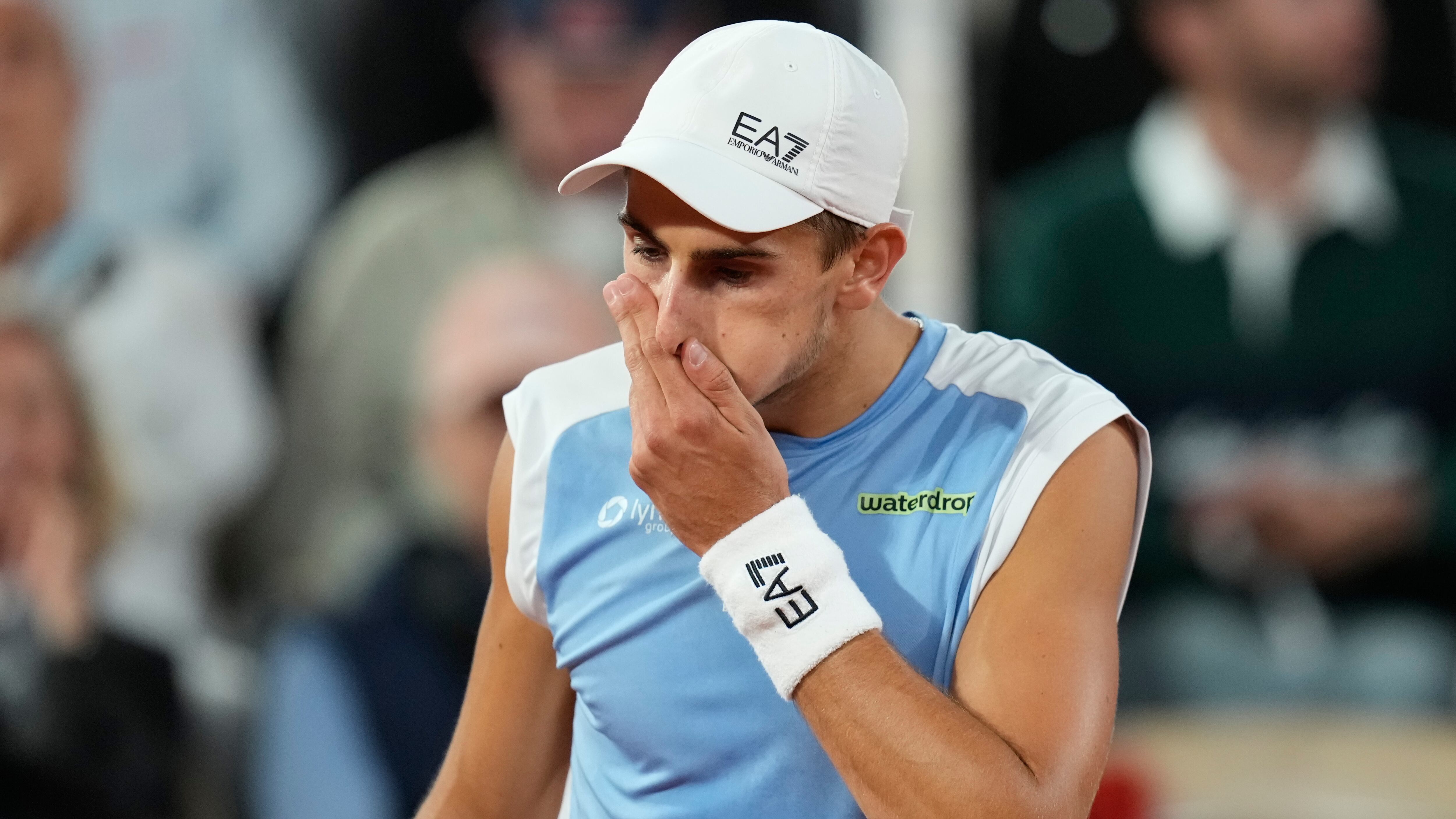 Clamoroso al Roland Garros, Arnaldi si ritira a causa di un virus: Cobolli in finale