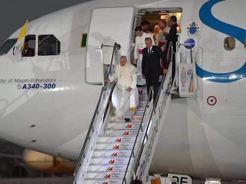 I paletti del Papa sulla libertà di espressione: "Pugno a chi offende mia madre"