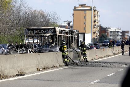 Dà fuoco a un autobus nel milanese: il rogo in strada 4