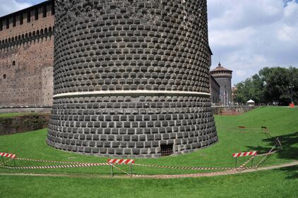 Crollano frammenti della torre: paura al Castello Sforzesco 14