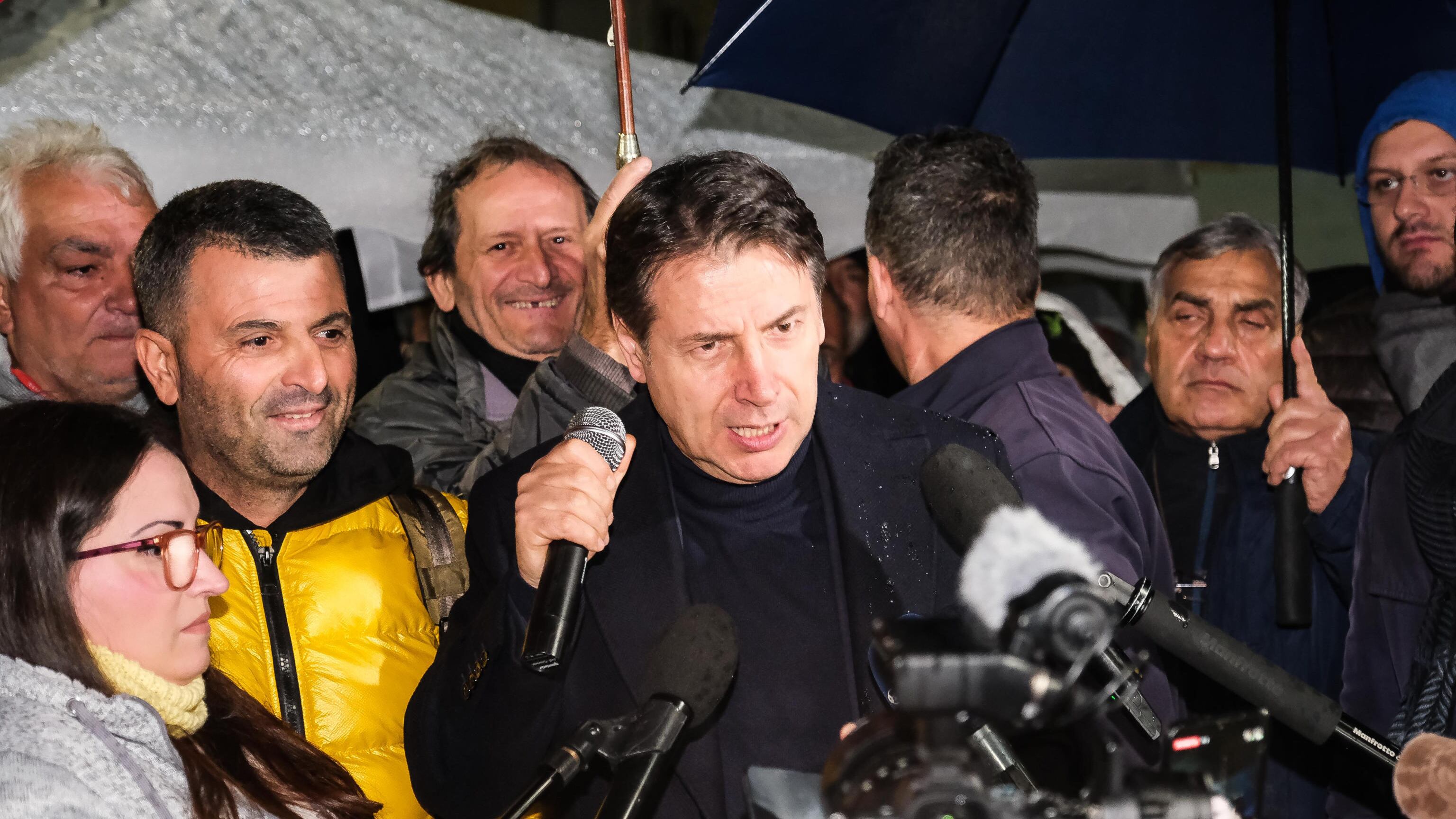 "Fate la guerra ai poveri", "governo vigliacco". Il bestiario dei grillini a difesa del reddito