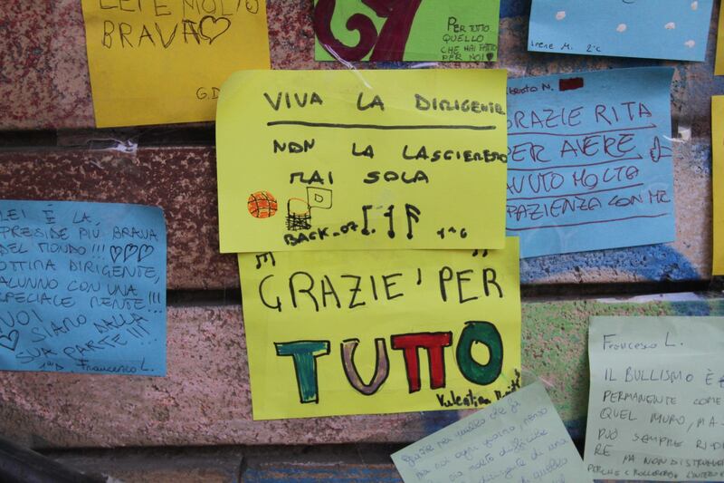 Insulti alla preside: sul muro compare un murale di post-it degli alunni 10