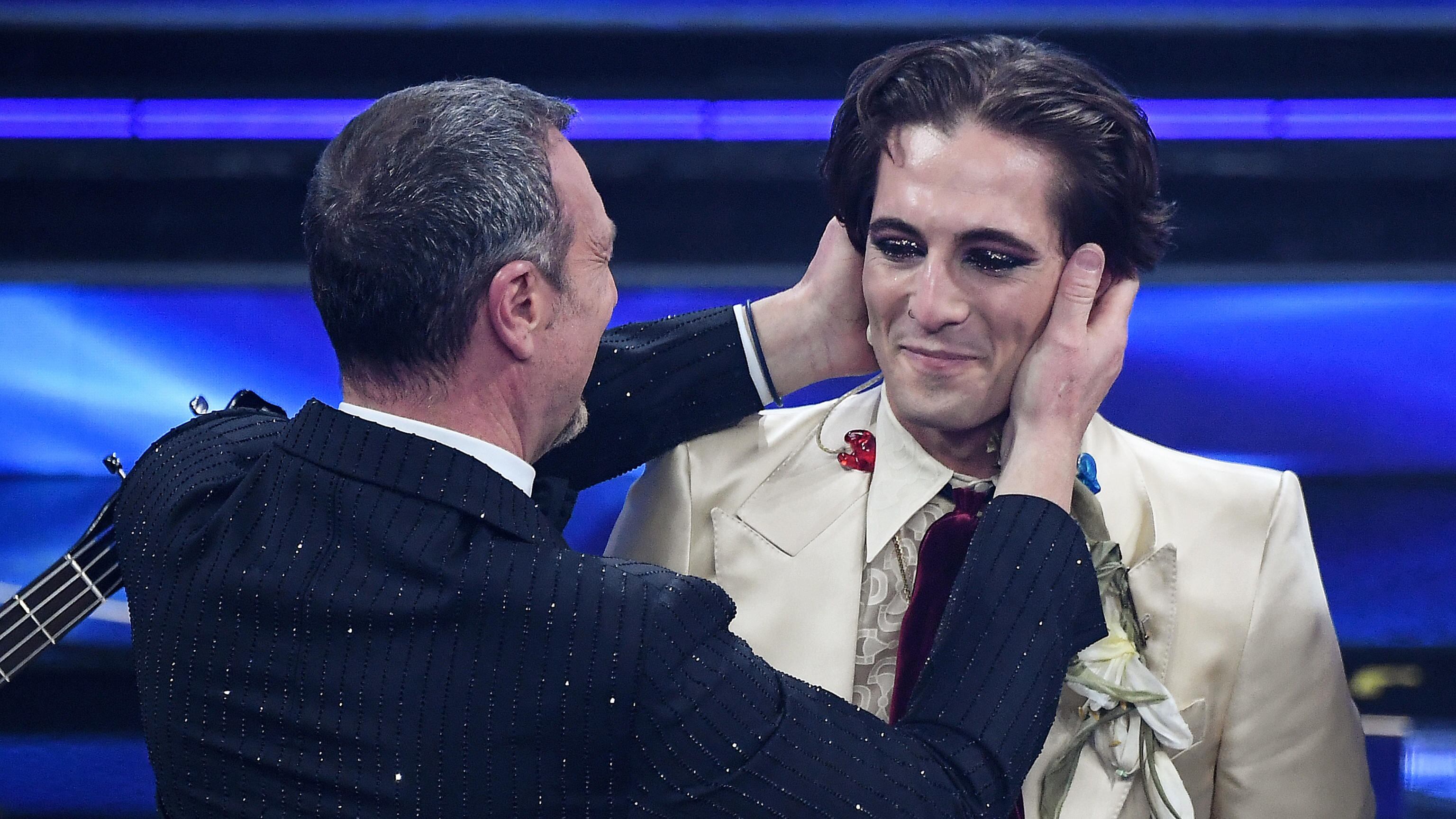 La commedia di Sanremo dove si piange e si ride