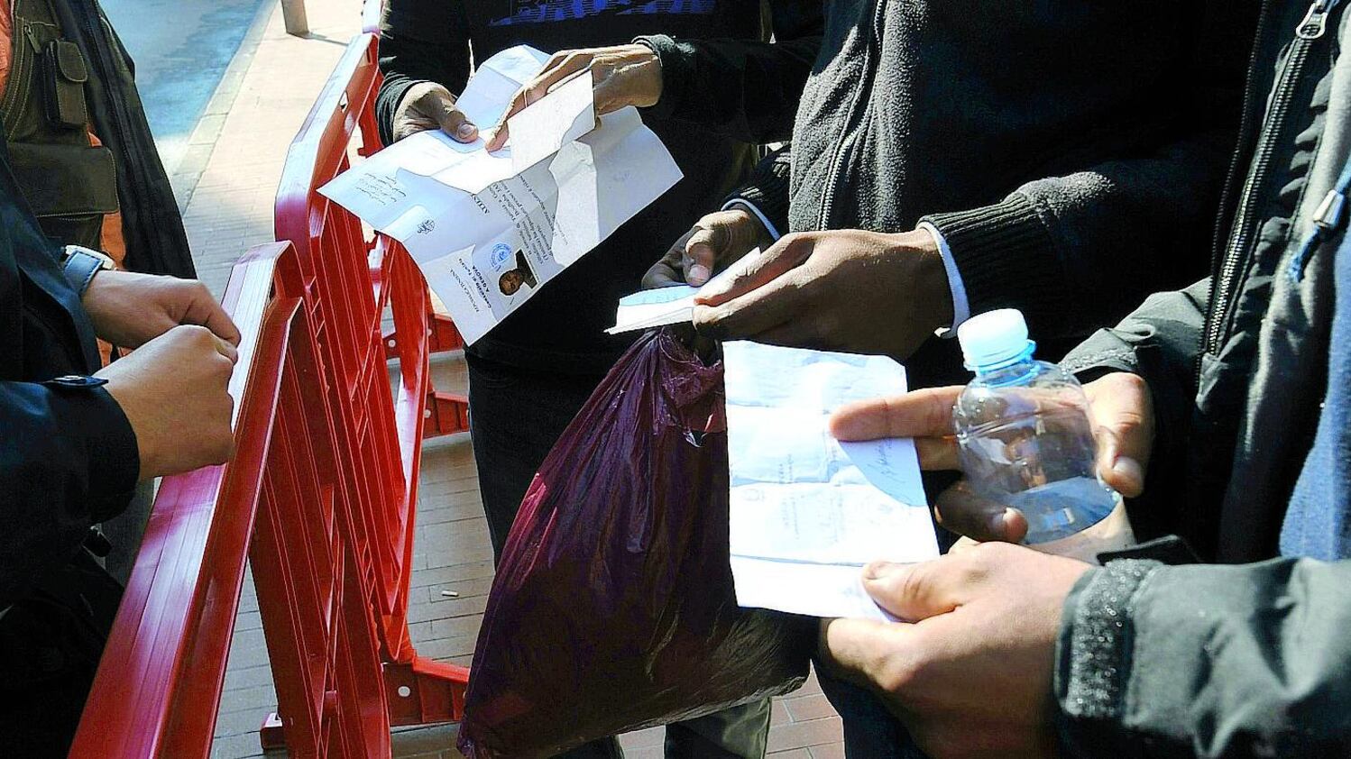 Permessi di soggiorno in vendita a mille euro: arrestati due poliziotti