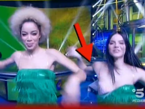 Striscia, incidente hot in diretta. E la velina rimane senza vestito