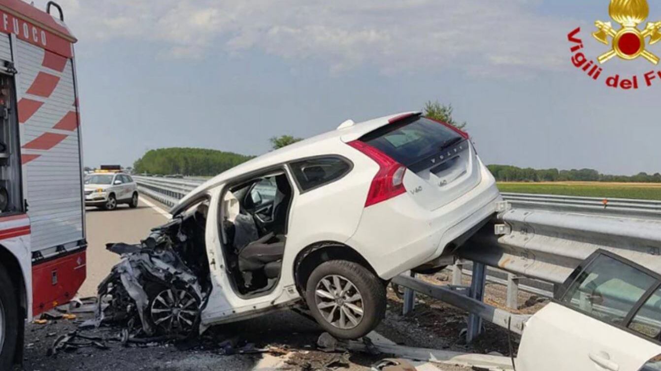 L'auto contromano si schianta: morti e feriti nell'inferno sulla A7
