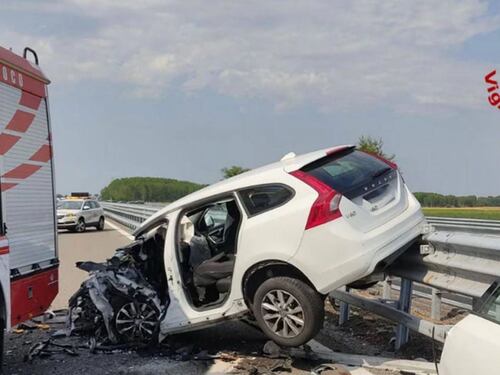 L'auto contromano si schianta: morti e feriti nell'inferno sulla A7