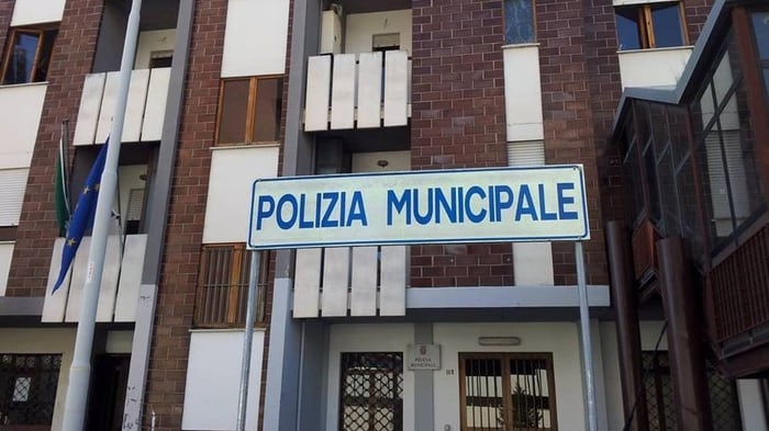 "Vietato parlare in dialetto": ecco il galateo dei vigili