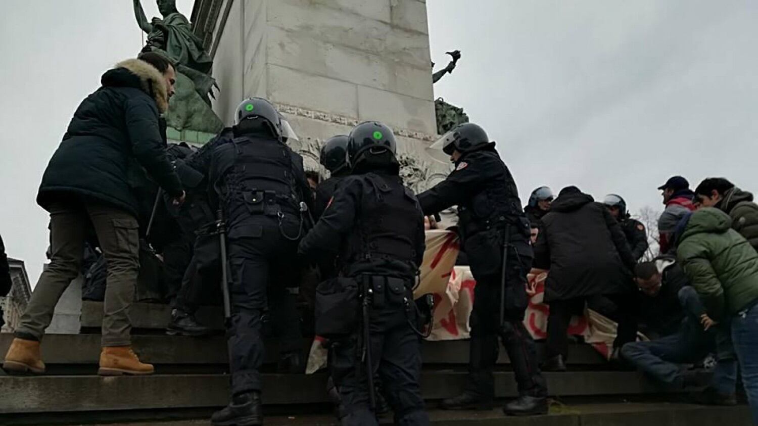Antifascisti in piazza a Milano: scontro con polizia e contusi