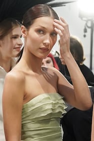 Bella Hadid sexy in passerella, foto 1