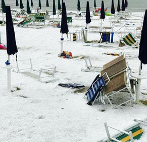 Un'incredibile grandinata imbianca la spiaggia di Grottamare 4