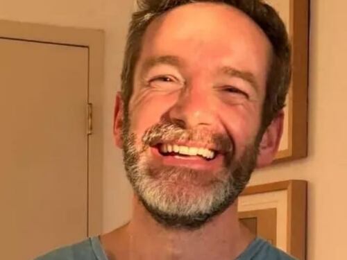 È morto il regista Ross McDonnell: il corpo senza testa e braccia in spiaggia