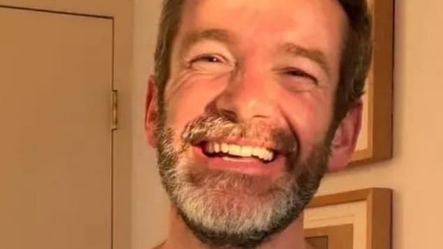 È morto il regista Ross McDonnell: il corpo senza testa e braccia in spiaggia