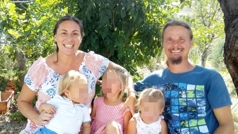 Famiglia del bosco, sì al rientro progressivo: i bimbi restano nella casa famiglia, poi tornano dai genitori per il fine settimana