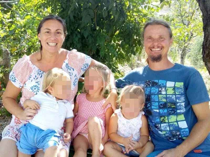 Famiglia del bosco, sì al rientro progressivo: i bimbi restano nella casa famiglia, poi tornano dai genitori per il fine settimana
