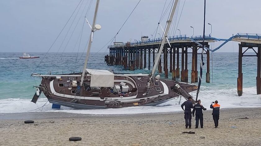 La barca dei 111 migranti contro il pontile: morti i due scafisti