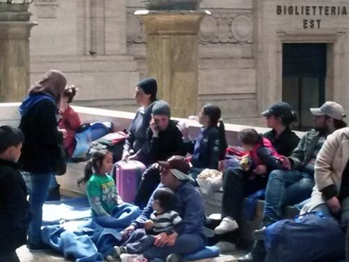 Centinaia di profughi accampati alla stazione di Milano
