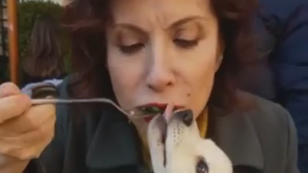 Alda D'Eusanio condivide il cibo con il cane. Il web s'infuria: "Che schifo"