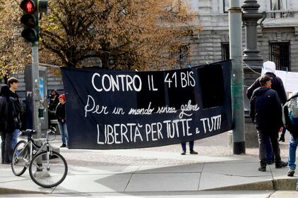 Attivisti sulla gru contro il carcere duro e il 41 bis 7