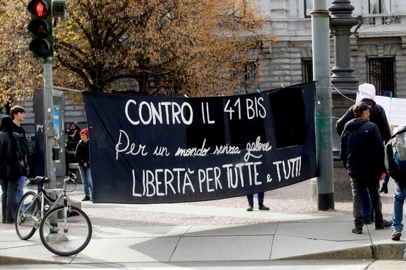 Attivisti sulla gru contro il carcere duro e il 41 bis 7