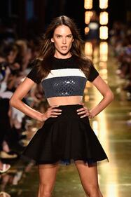 Alessandra Ambrosio, topless e cocchi 16