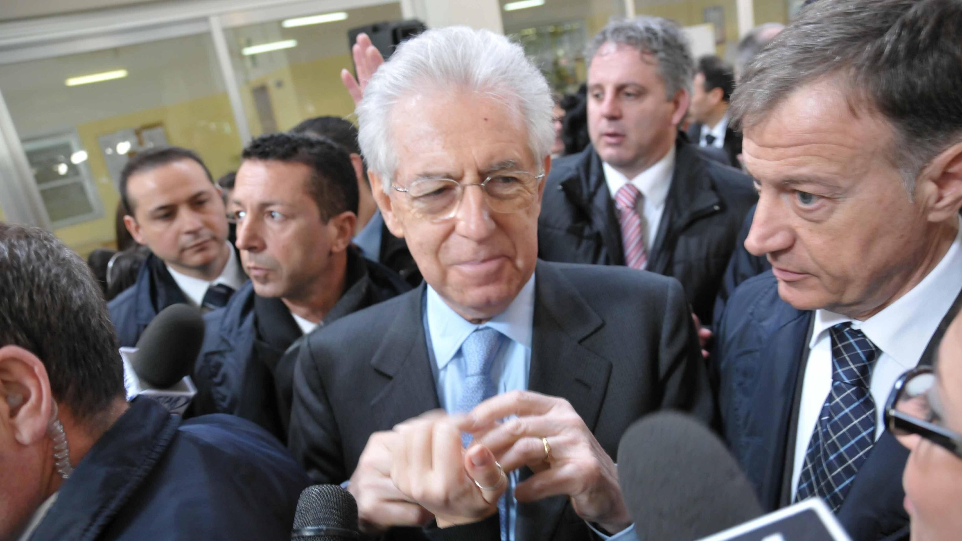 Monti: "Ereditato governo da cialtroni". Berlusconi: "È disperato"