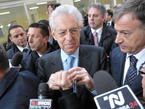 Monti: "Ereditato governo da cialtroni". Berlusconi: "È disperato"