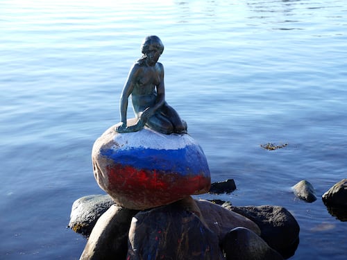 Sirenetta di Copenaghen vandalizzata con i colori della bandiera russa