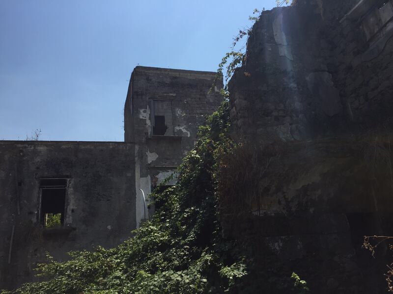 Nel centro di Torre Annunziata, "Pompei moderna" fatta di ruderi abitati 5