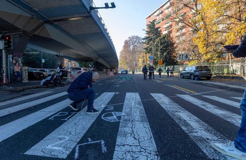   Milano, tir travolge mamma a passeggio con i suoi bambini. Le immagini dell'incidente 6