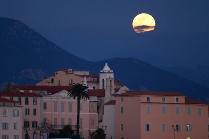 La Super Luna: le immagini suggestive dall'est della Francia  2
