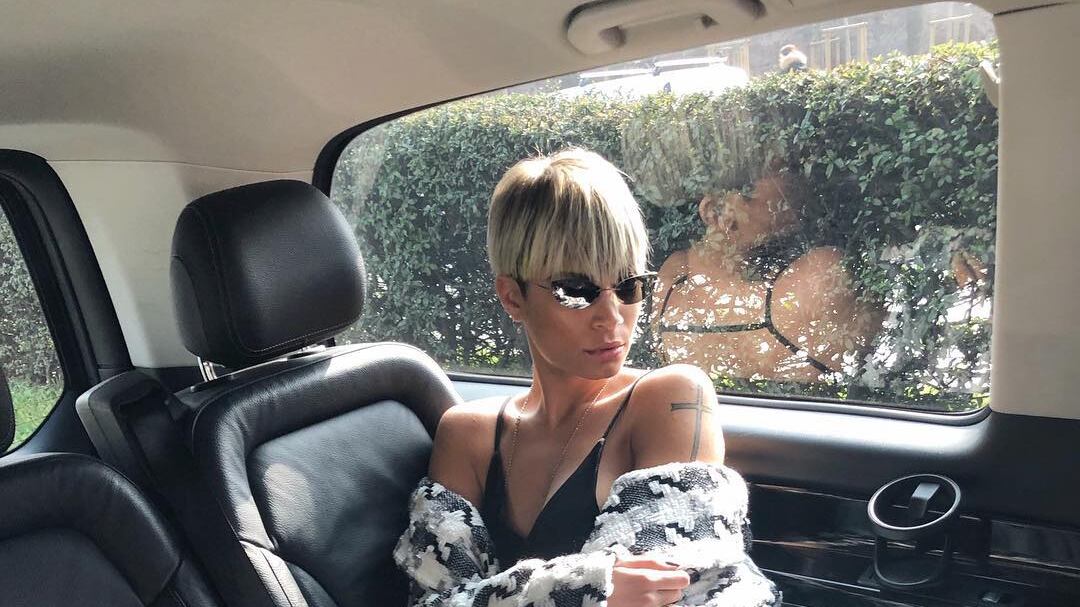 Elodie hot su Instagram: sotto alla giacca non indossa altro