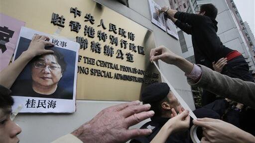 Scomparsi gli editori di Hong Kong che pubblicano libri vietati da Pechino