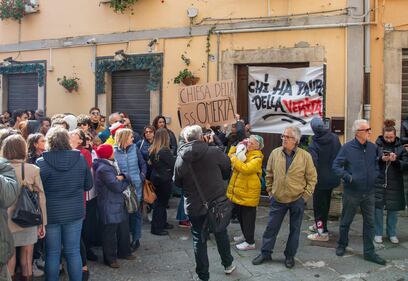 La folla all'esterno della chiesa in cui fu rinvenuto il corpo di Elisa Claps 1