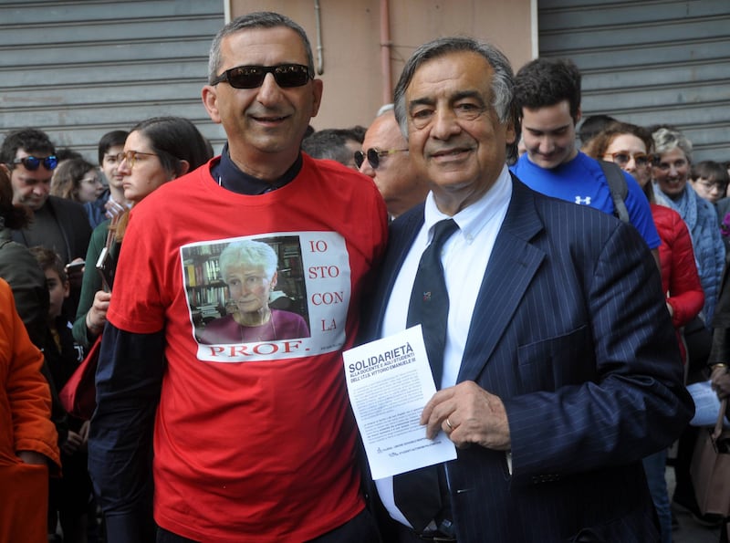 Sit-in a Palermo: slogan e striscioni a favore della prof sospesa 15