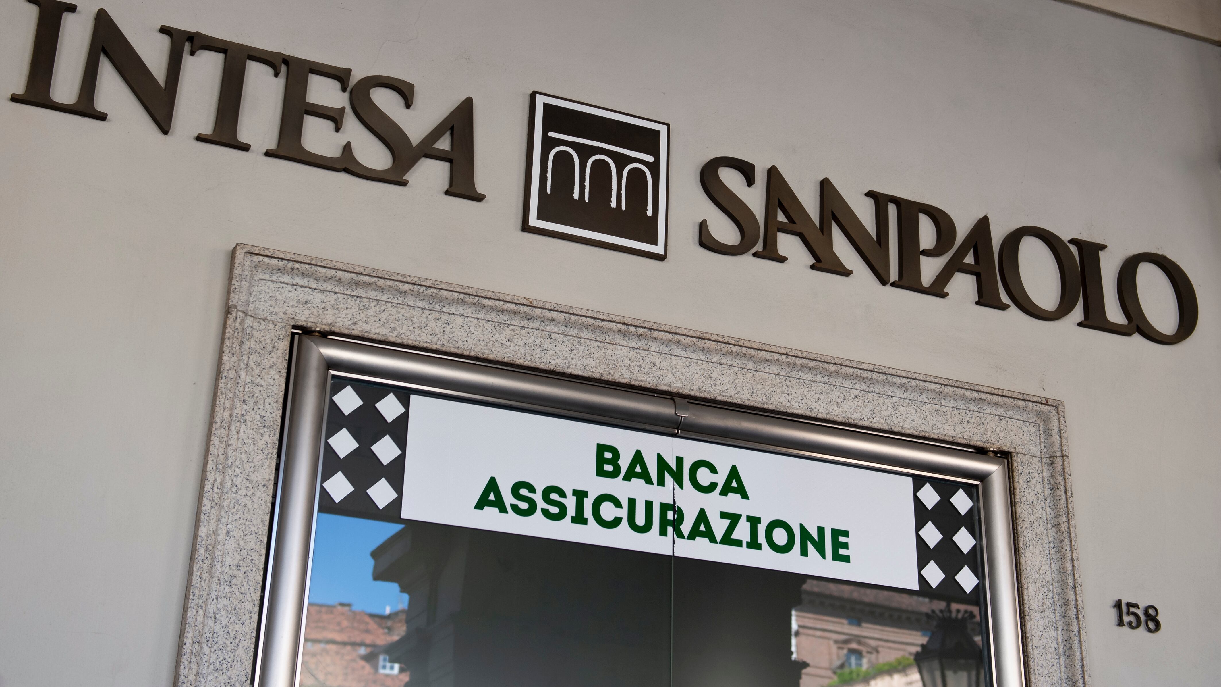 Intesa Sanpaolo indagata per valutare se la denuncia su Coviello fu tempestiva