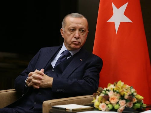 Malore in diretta tv per Erdogan: cancellati gli impegni elettorali