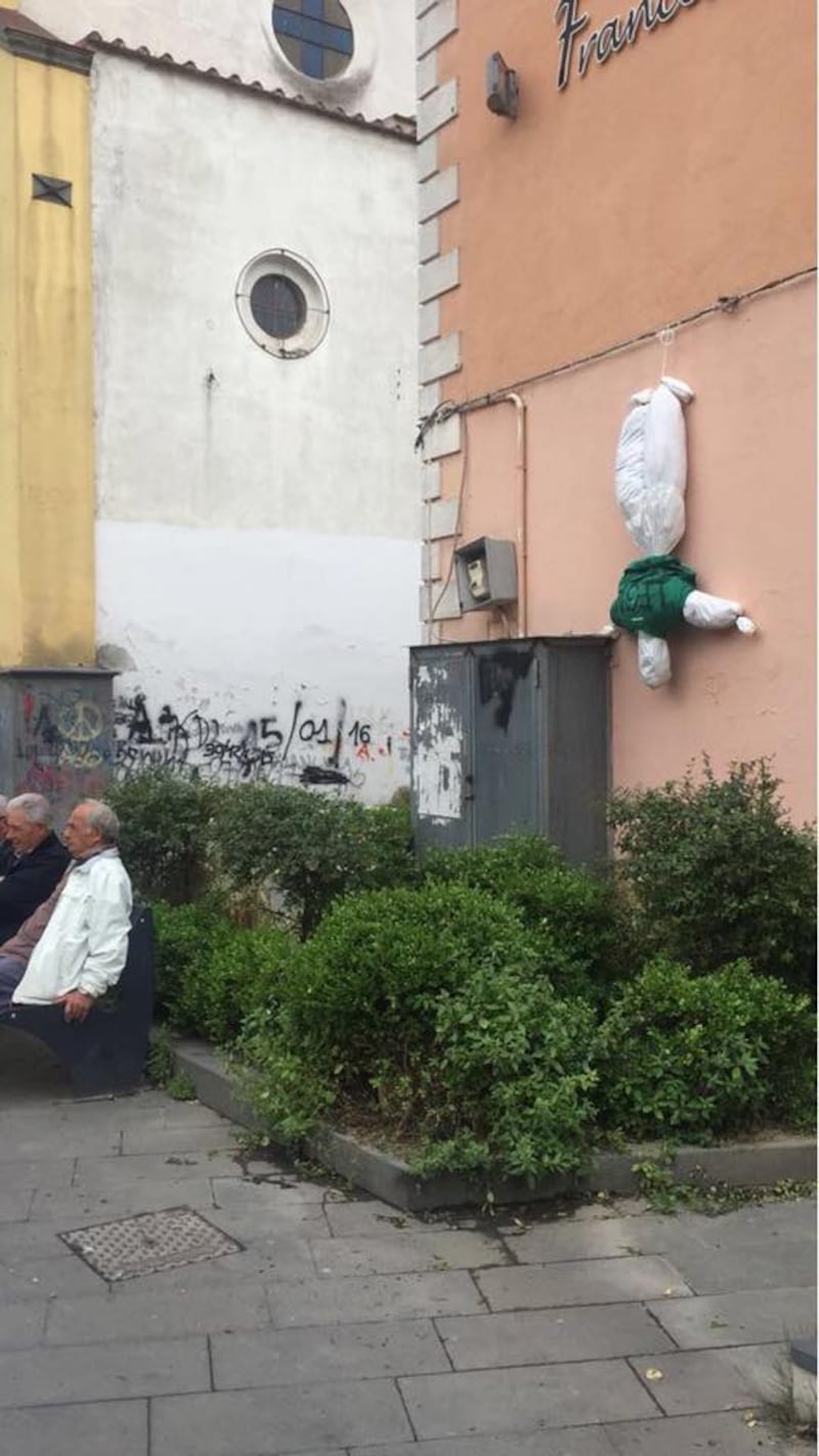 Quarto (Napoli), due fantocci appesi con insulti alla Lega 1