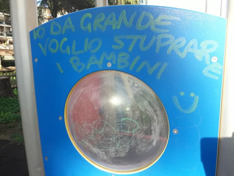 Ecco i graffiti pedopornografichi apparsi nel parco giochi di Serpentara 1