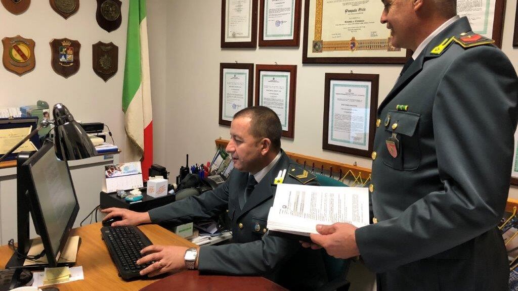 Riscuote il reddito di cittadinanza ma vive all'estero: denunciato