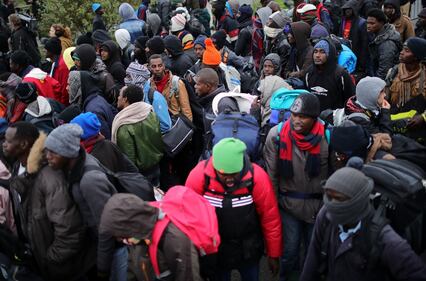 Migranti abbandonano il campo profughi di Calais 3