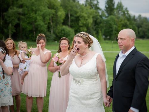 Alaska, sposa lascia sedia vuota per il figlio morto: ma lo sposo le fa una sorpresa