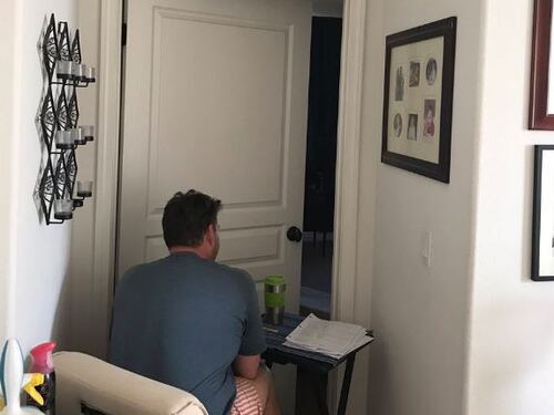 Così Jon tiene compagnia alla moglie in isolamento per la radioterapia