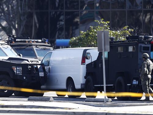Sparatoria Usa, uomo trovato morto in un furgone: forse è l’autore della strage