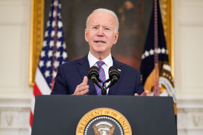 In Ucraina truppe e navi. Nato, ultimatum ai russi e Biden chiama Putin