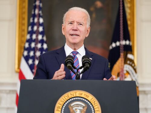 In Ucraina truppe e navi. Nato, ultimatum ai russi e Biden chiama Putin